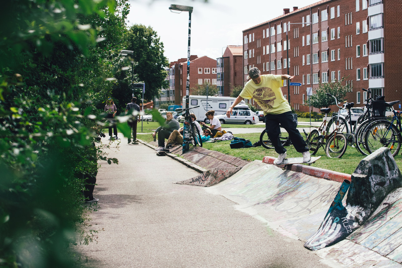 Lucy Adams slappy feeble at a street session in Malmö.