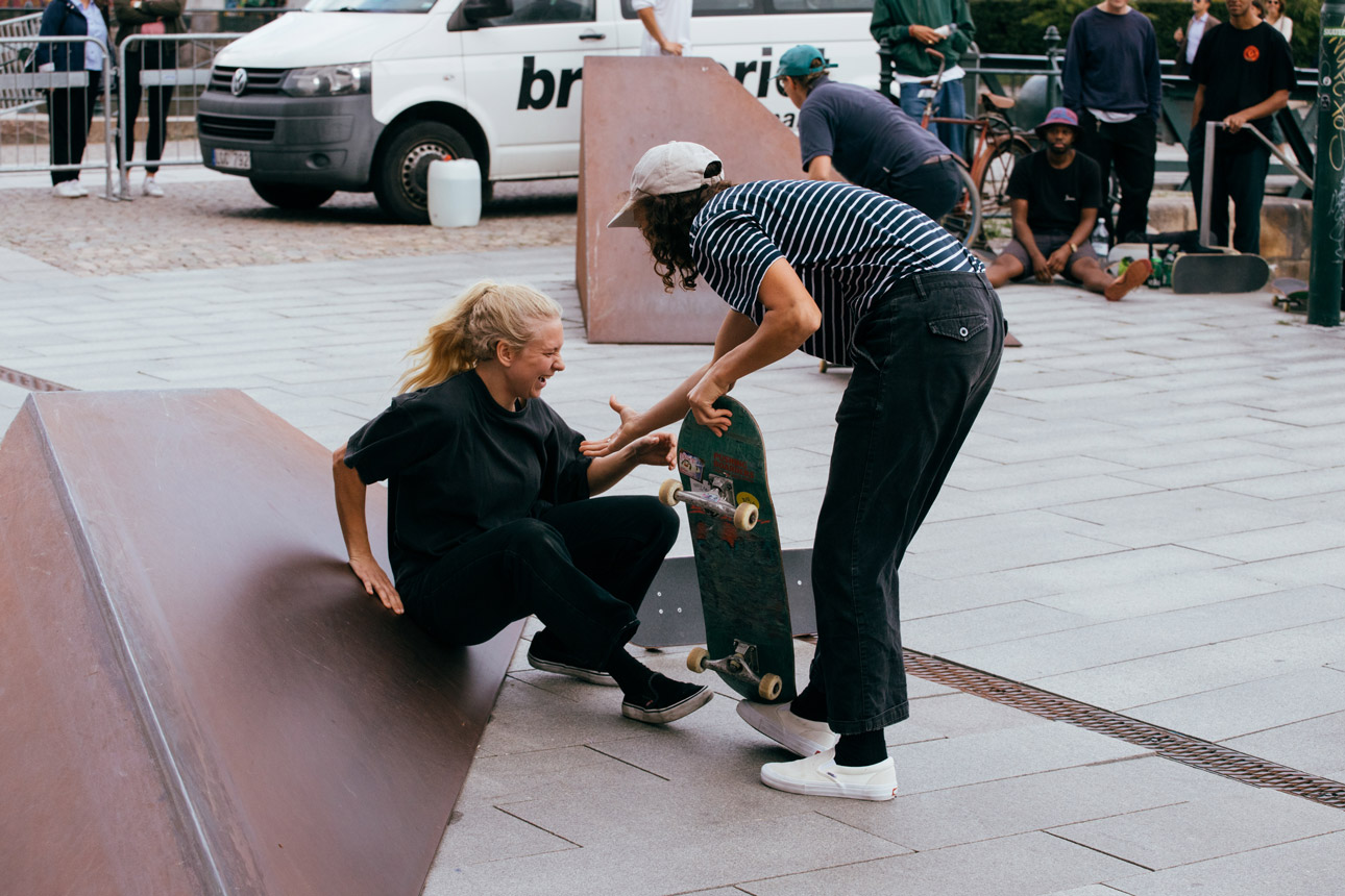 Helena Long lends a helping hand to Johanna Juzelius.