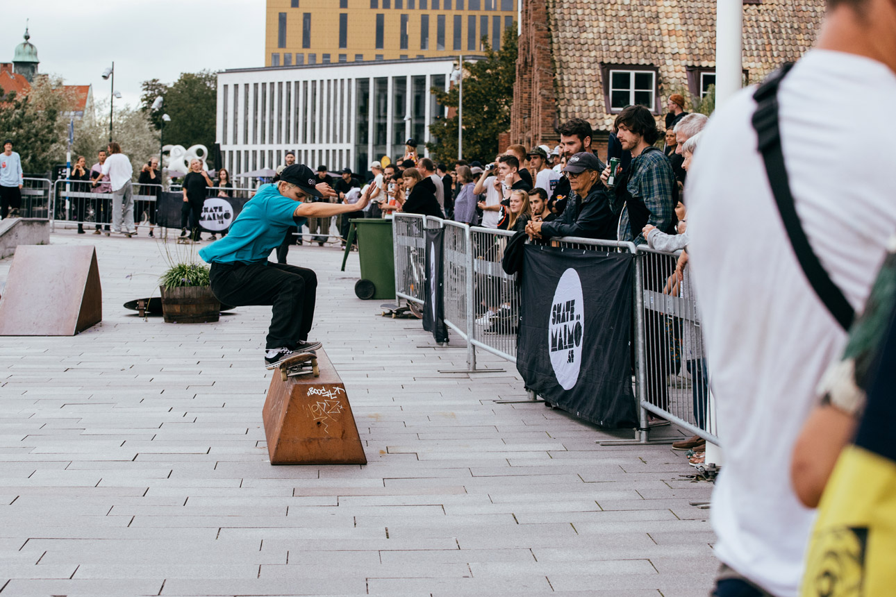 Shari White, 50-50 on the ledge at the Skate Malmö Street skate session.