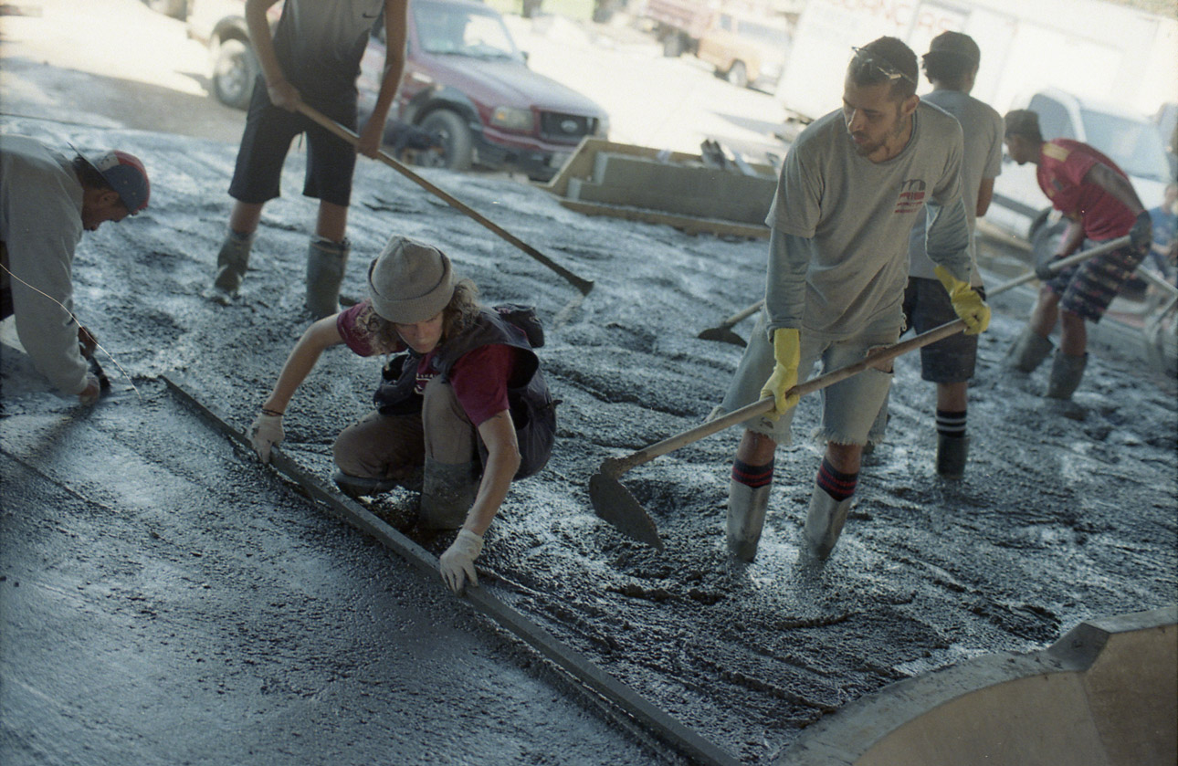 Lisa Jacob working on the skatepark in the Mare, Brazil. Photo: Renato Custodio
