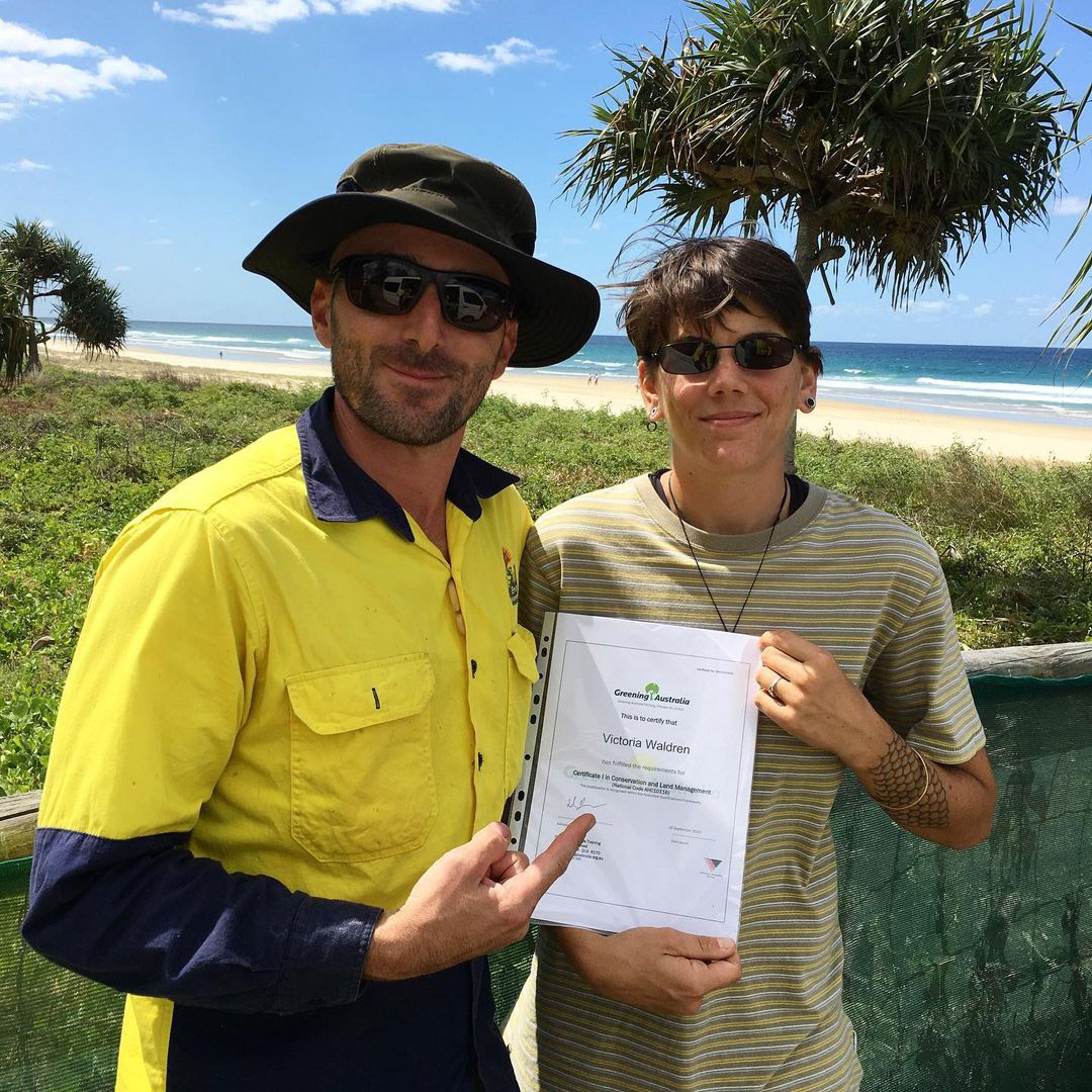 Tora Waldren recebeu um certificado em Conservação e Gestão de Terras e agora trabalha como Ecologista de Restauração Costeira.